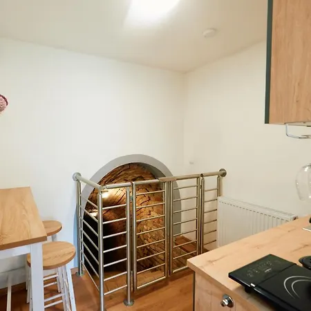 Fuer 2 Erwachsene Und 2 Kinder, Ausgestattet Mit Einem Weinkeller Und Einem Kleinen Hof - Self-made Fruehstueck Inbegriffen *