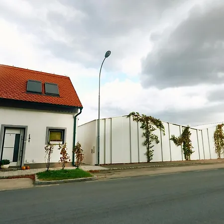 Fuer 2 Erwachsene Und 2 Kinder, Ausgestattet Mit Einem Weinkeller Und Einem Kleinen Hof - Self-made Fruehstueck Inbegriffen Retz