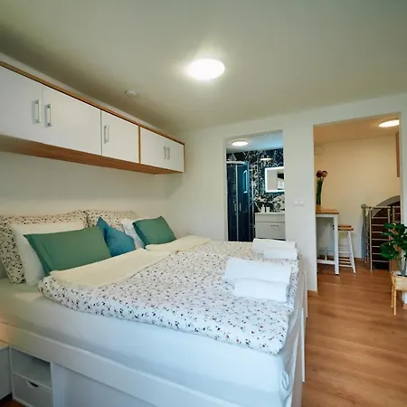 Apartment Fuer 2 Erwachsene Und 2 Kinder, Ausgestattet Mit Einem Weinkeller Und Einem Kleinen Hof - Self-made Fruehstueck Inbegriffen *