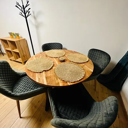 Fuer 2 Erwachsene Und 2 Kinder, Ausgestattet Mit Einem Weinkeller Und Einem Kleinen Hof - Self-made Fruehstueck Inbegriffen Apartment