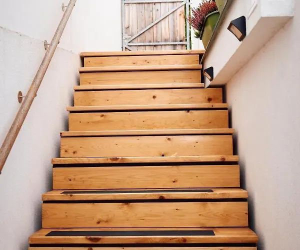 Schöne Kleine Mit Weinkeller Und Kleinem Hof Mit Frühstück - Self Made Apartamento Retz